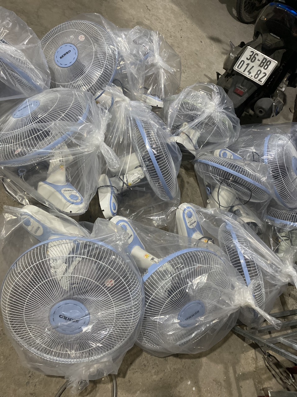 Quạt treo tường qu&aacute;n ăn